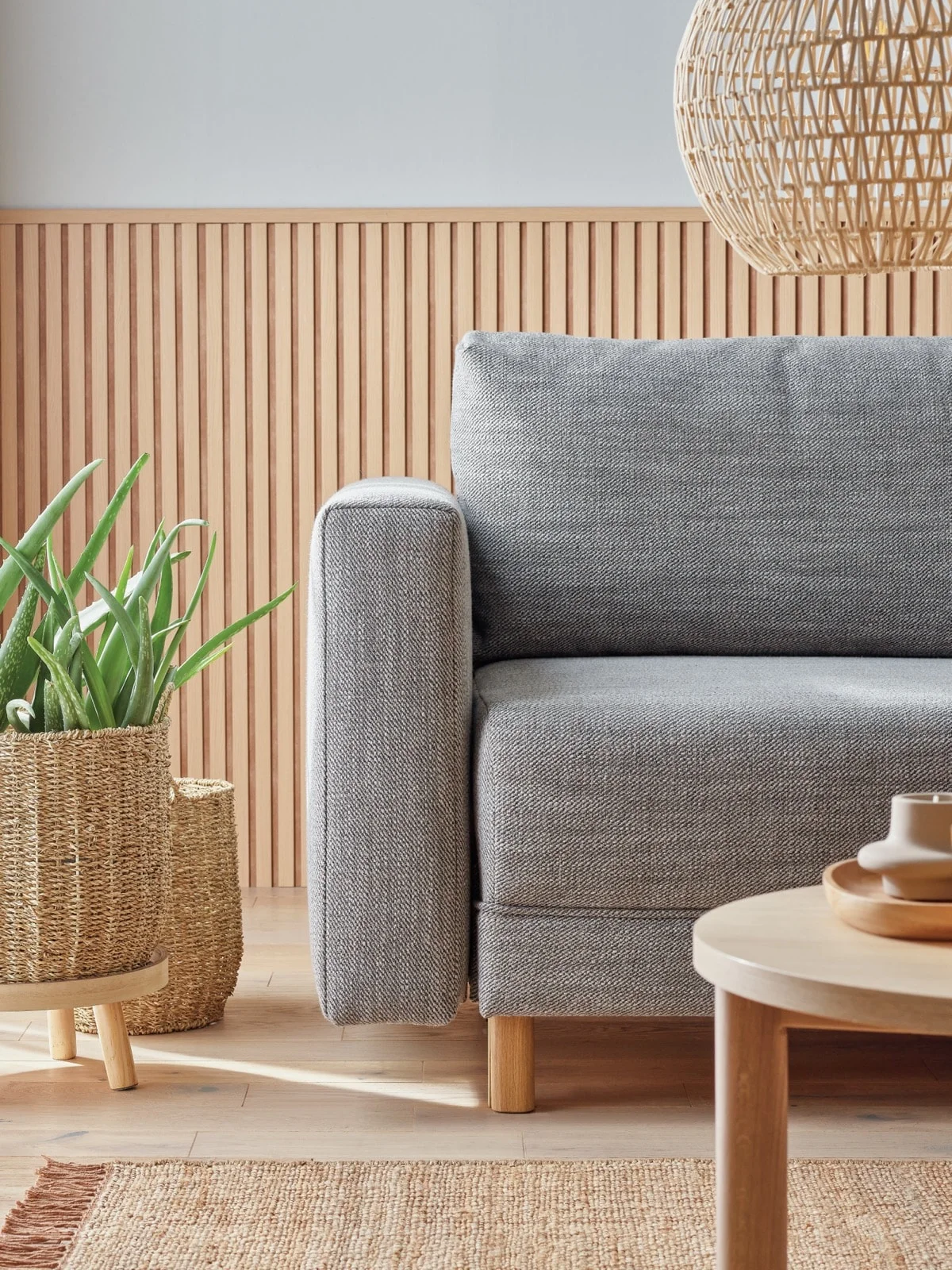 Szafa sofa i lamele do połowy wysokości ściany